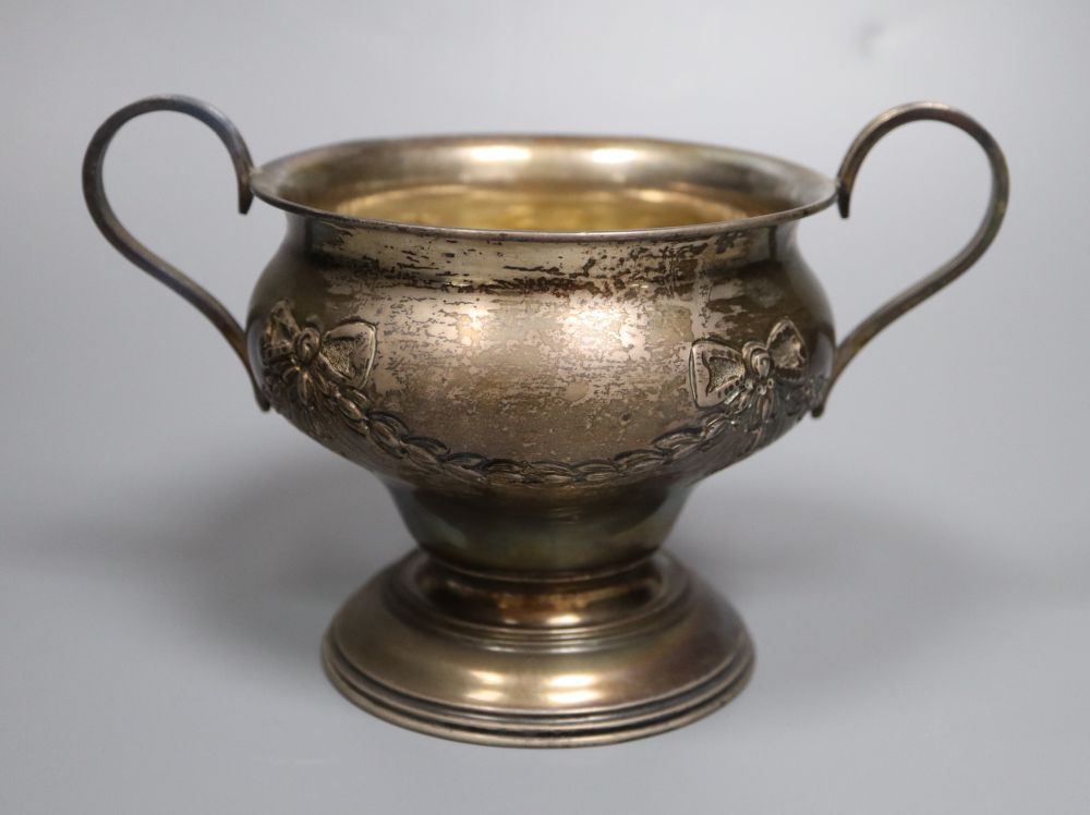 A George V silver two handled pedestal vase, Chester, 1913,11.3cm, 6oz.